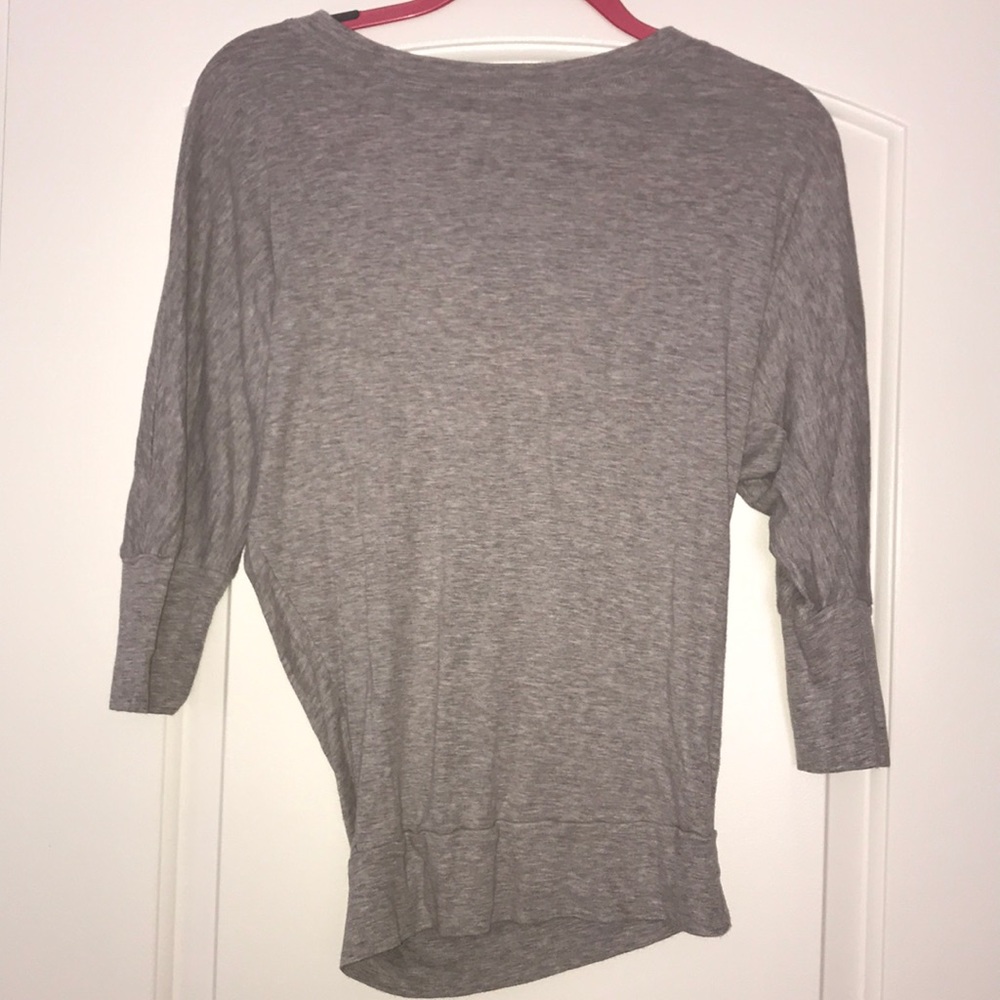 A quarter sleeve length shirt